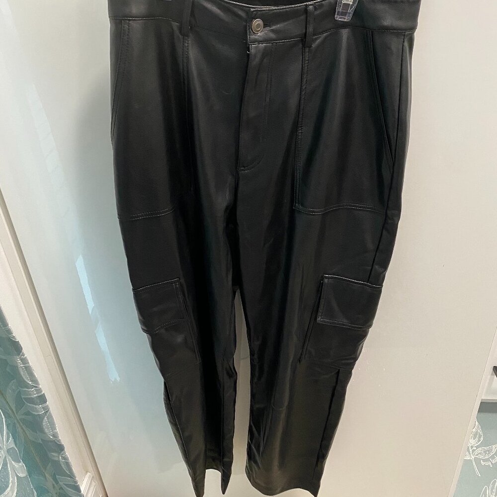 ✴️🏷️2/$20 - 7 For All Mankind - "Faux Leather" High Wasted & Cropped Cargo Pant